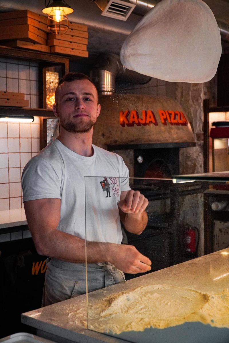 Kaja Pizza kokk valmistab pitsat