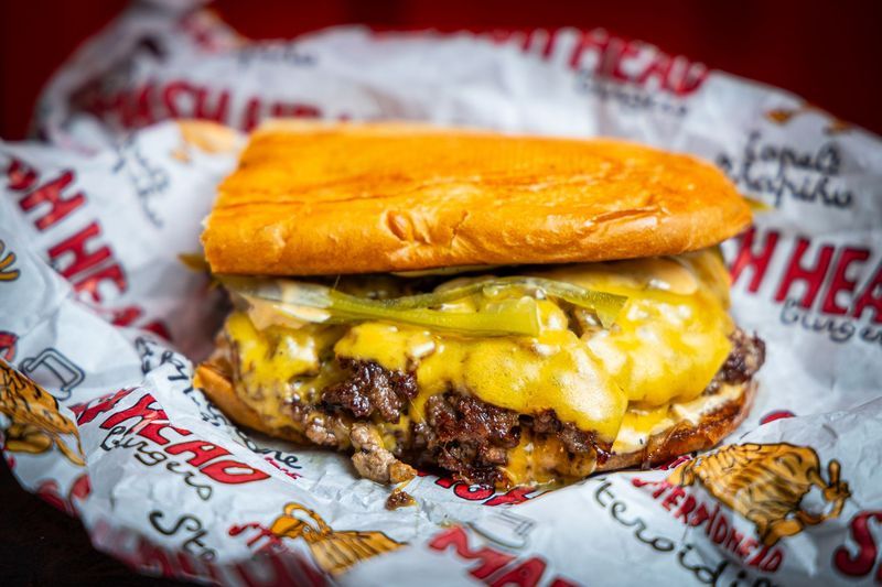 Smash Head Burgersi topeltjuustuburger hapukurgiga