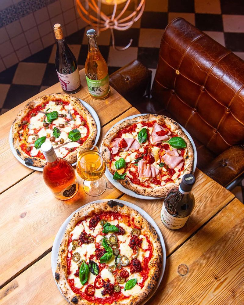 Kolm Kaja Pizza pitsat restoranilaual