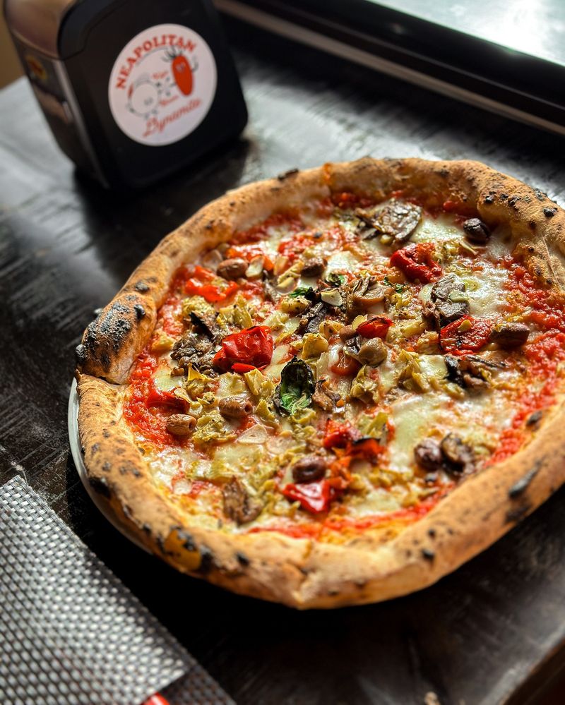 Kaja Pizza Napoli stiilis pitsa mustal laual