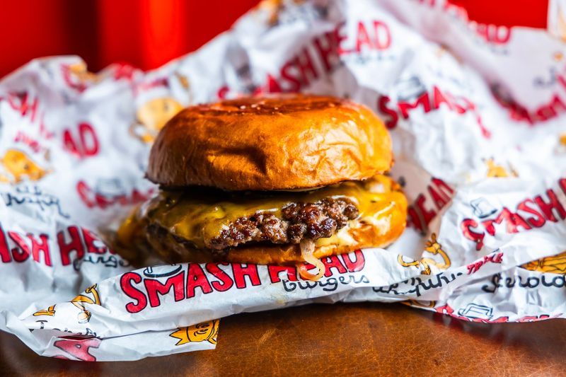 Smash Head Burgersi juustuburger punavalges paberis