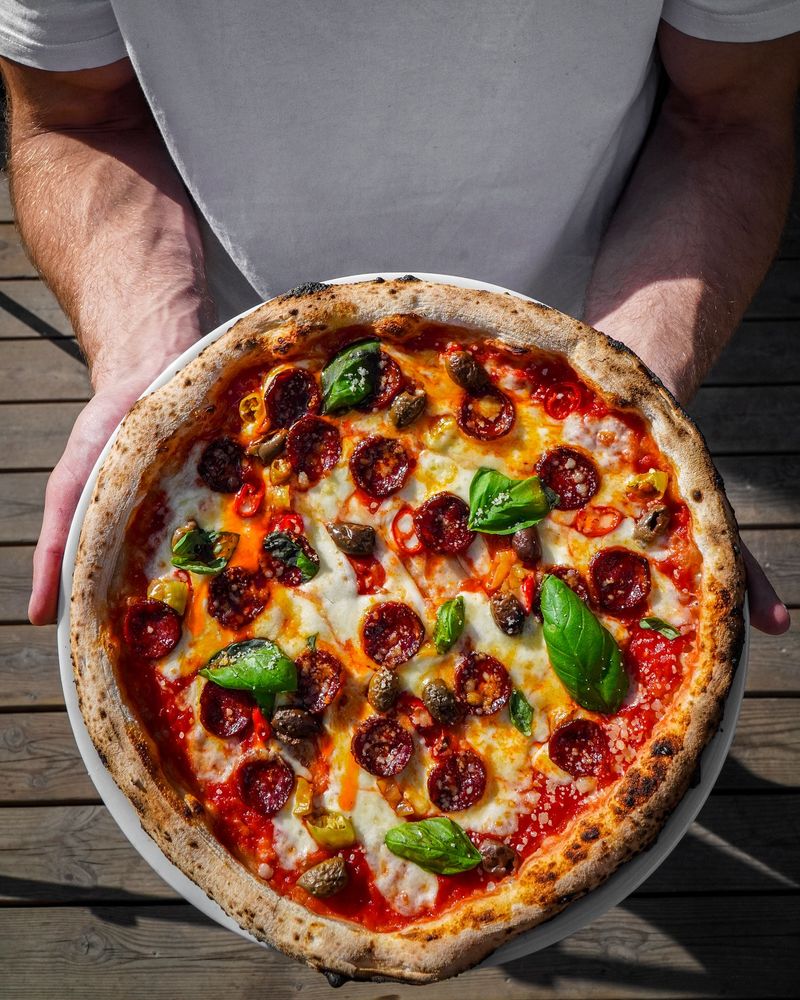 Kaja Pizza pitsa tomati, juustu ja basiilikuga