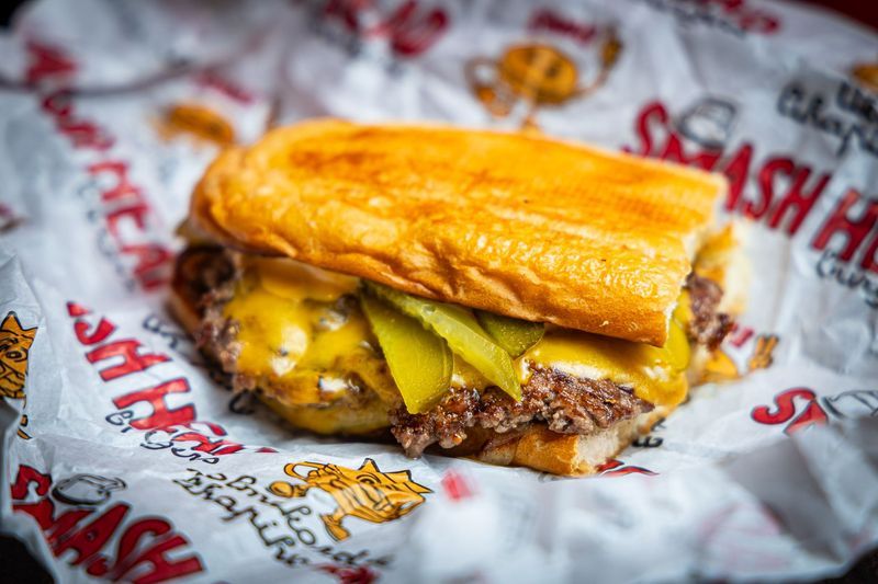 Smash Head Burgersi burger juustu ja hapukurgiga