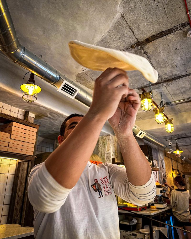 Kaja Pizza kokk vormib pitsatainast