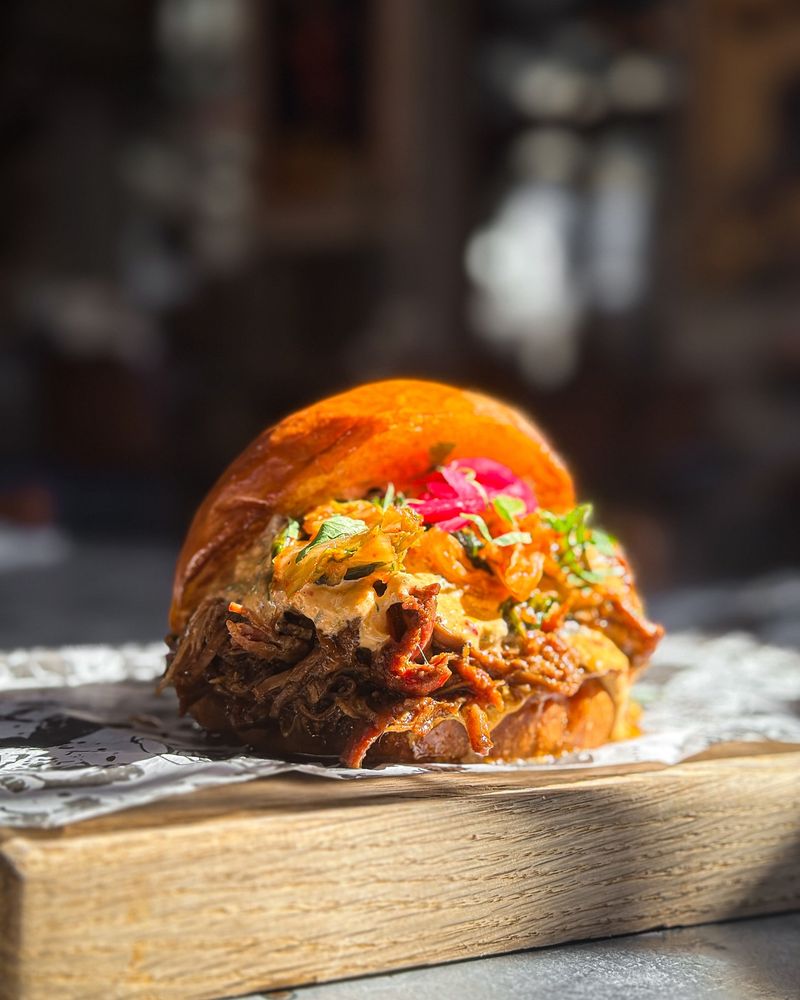 One Sixty burger puidust alusel
