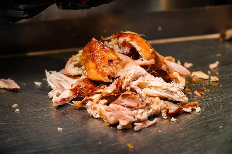 Bubblebirdsi tükeldatud grillkana puidust alusel