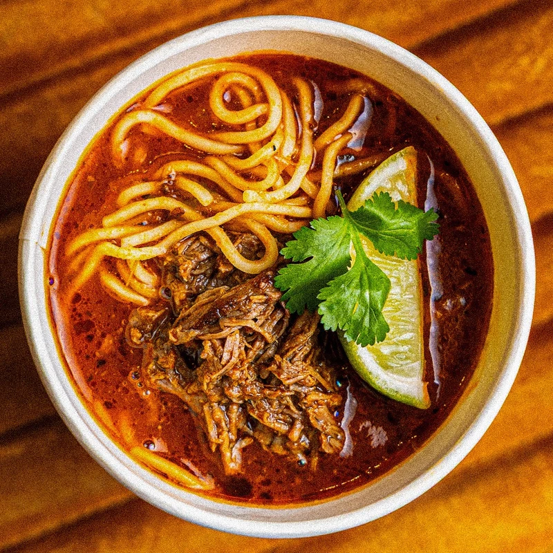 Chupacabra birria-ramen rebitud liha, laimi ja koriandriga