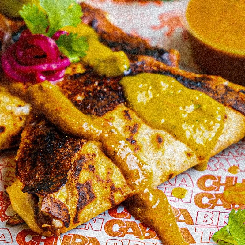 Chupacabra birria-taco rohelise salsaga