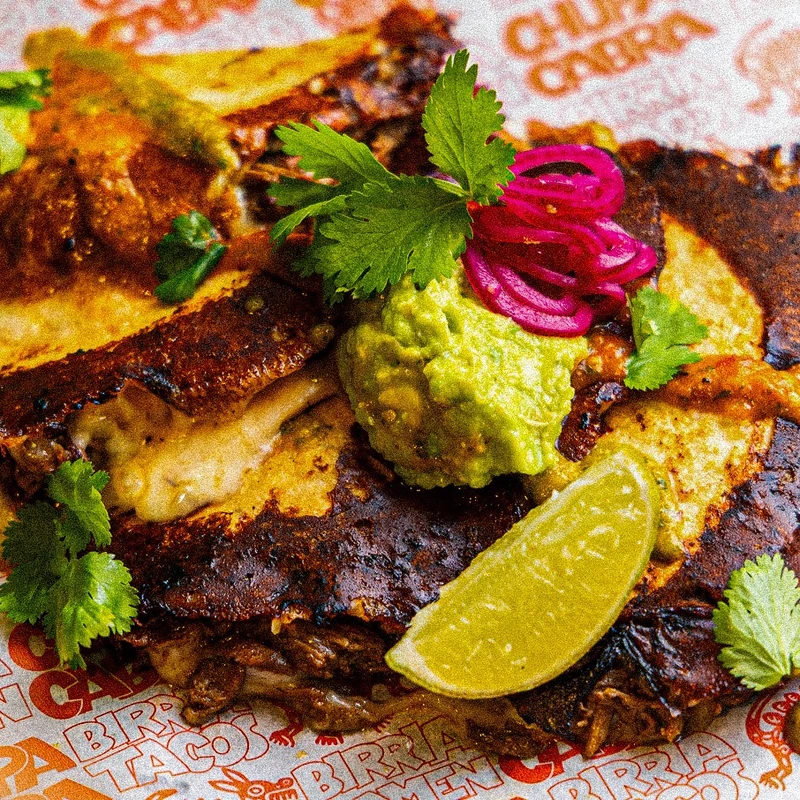 Chupacabra birria-tacod guacamole, laimi ja marineeritud punase sibulaga