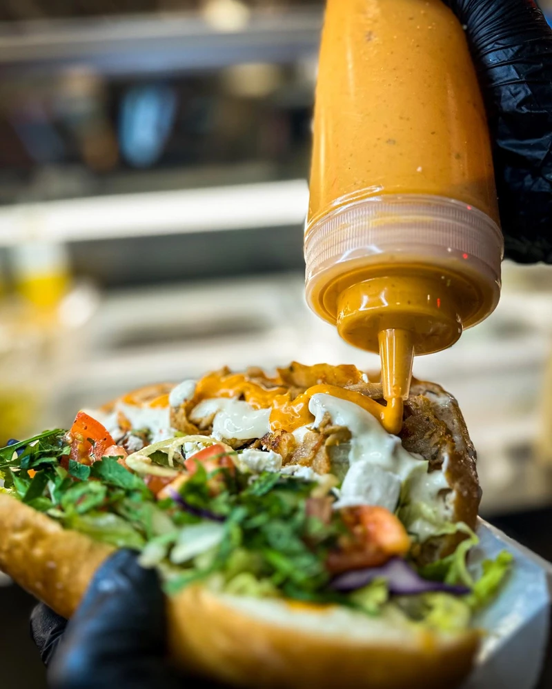 Kebaboomi dönerile lisatakse kastet